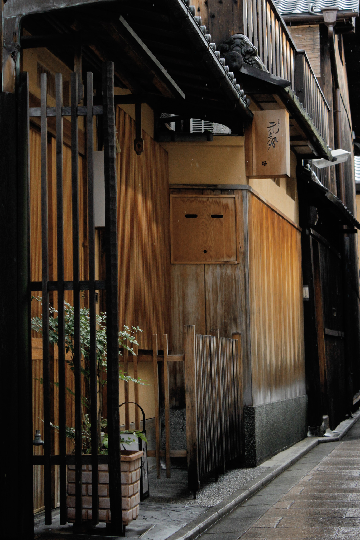 京都の街並み 石畳と長屋 フリー 無料 写真素材 ダウンロード Blue Green