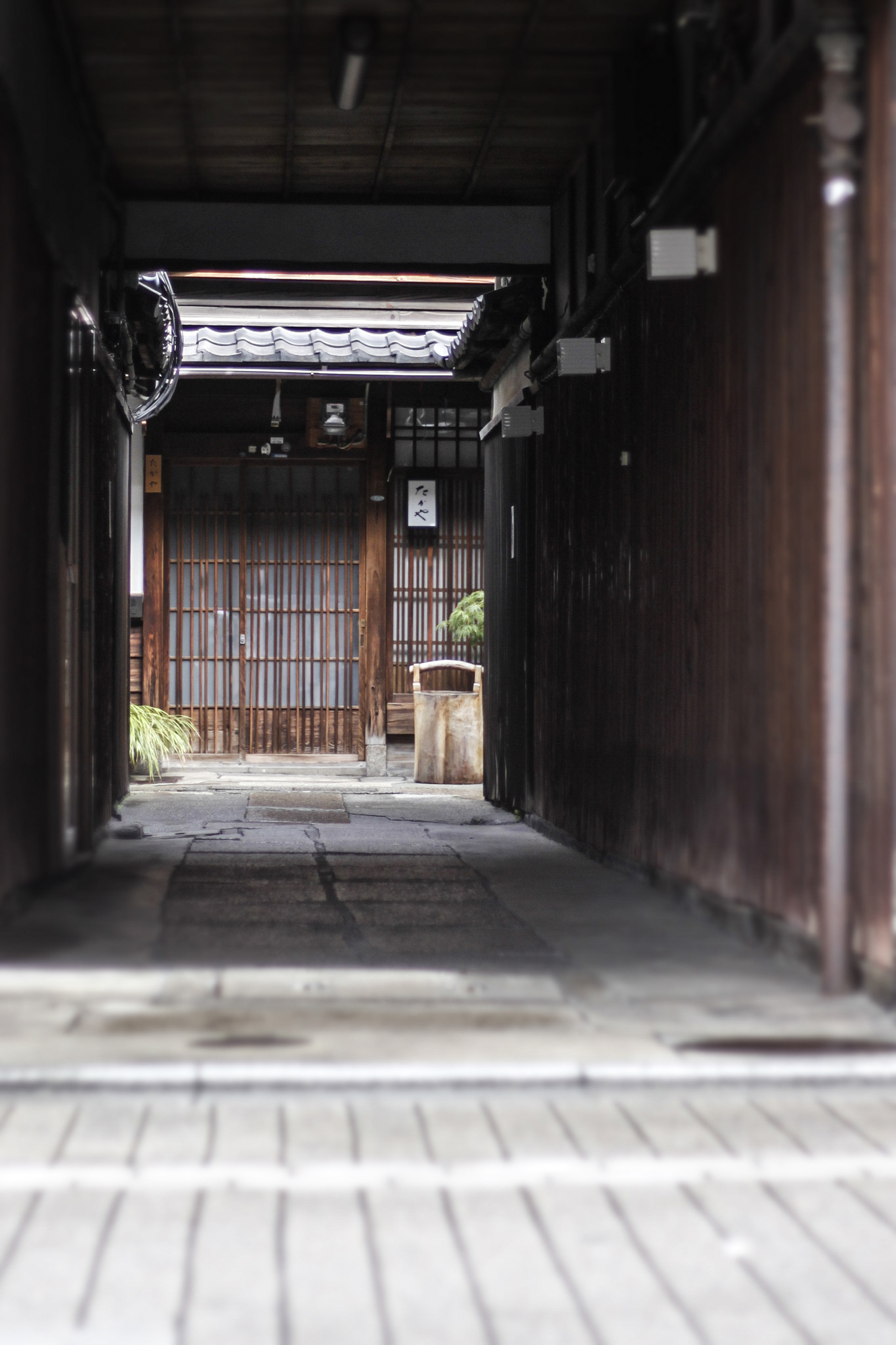 京都の街並み 路地裏の奥の家屋 フリー 無料 写真素材 ダウンロード Blue Green