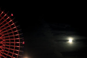 夜の観覧車と月
