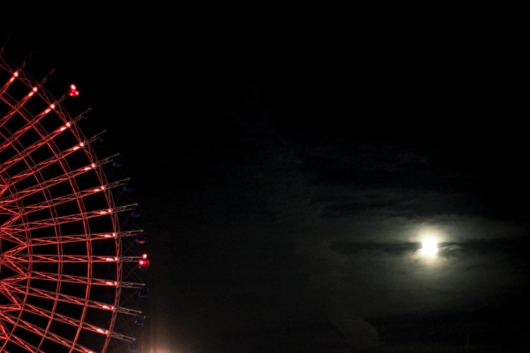 夜の観覧車と月