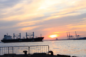 大阪港　夕日と船