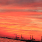 大阪港　埠頭の真っ赤な夕焼け空と海　2