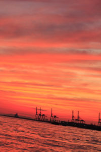 大阪港　埠頭の真っ赤な夕焼け空と海