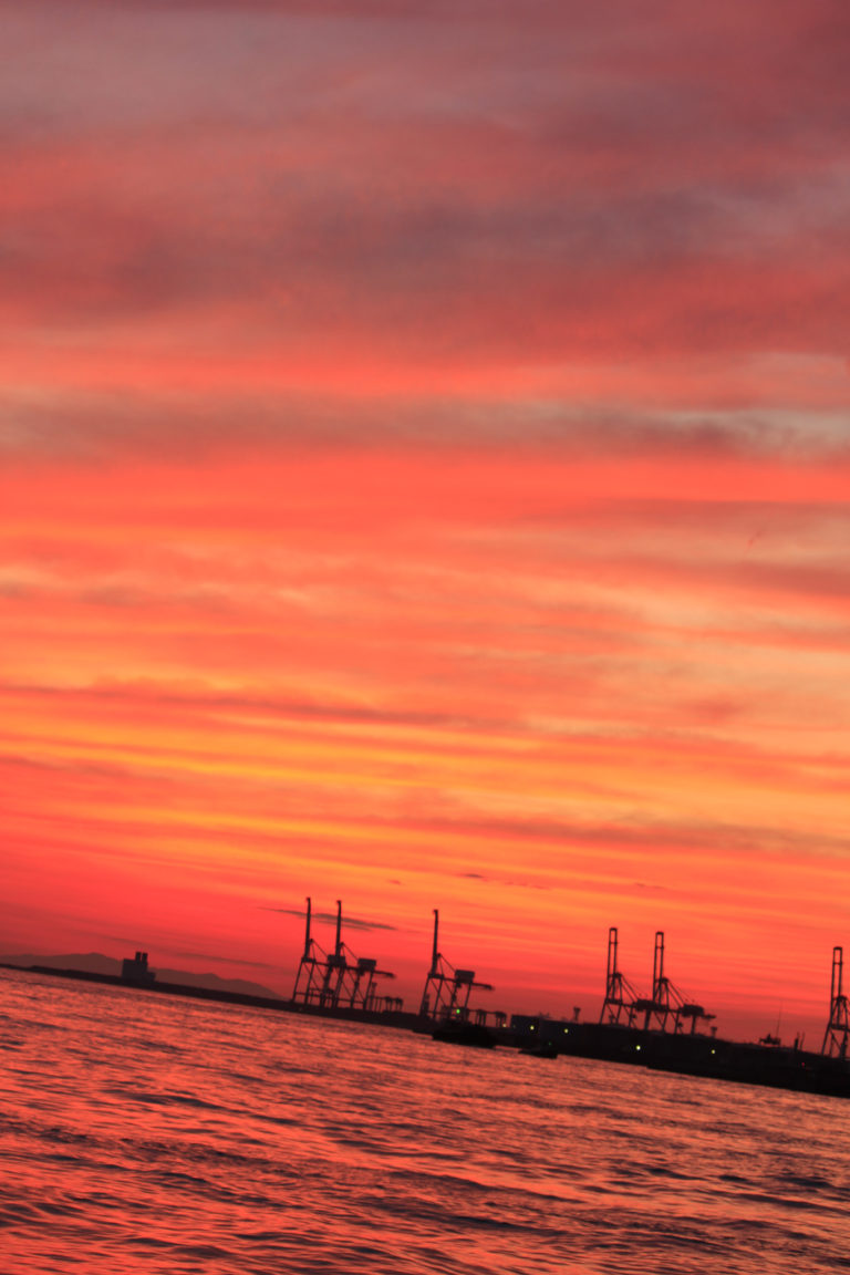 大阪港　埠頭の真っ赤な夕焼け空と海