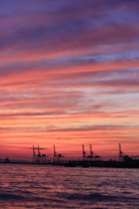 大阪港　埠頭の夕焼け空と海