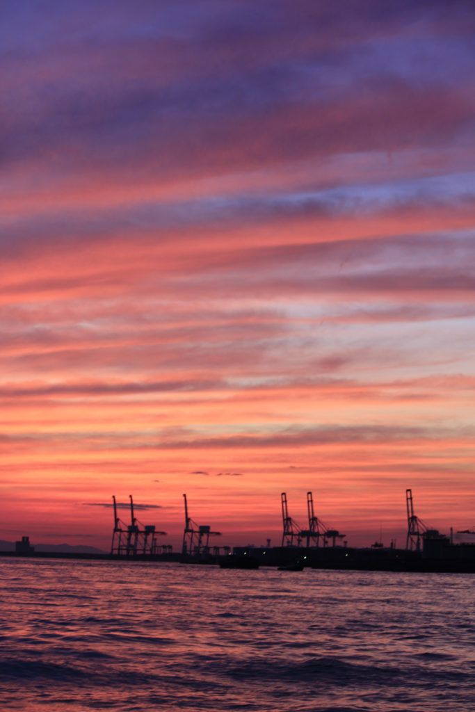 大阪港 埠頭の幻想的な夕焼け空と海 フリー 無料 写真素材 ダウンロード Blue Green