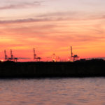 大阪港のクレーンと夕焼け空