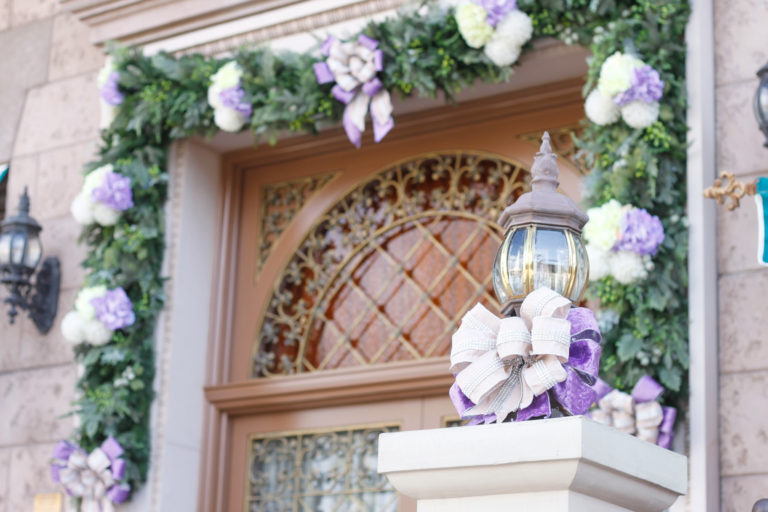 紫の花と玄関扉