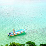 石垣島　川平湾の透明の海に浮かぶ船