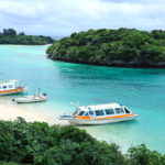 石垣島　川平湾の透明な海とグラスボート