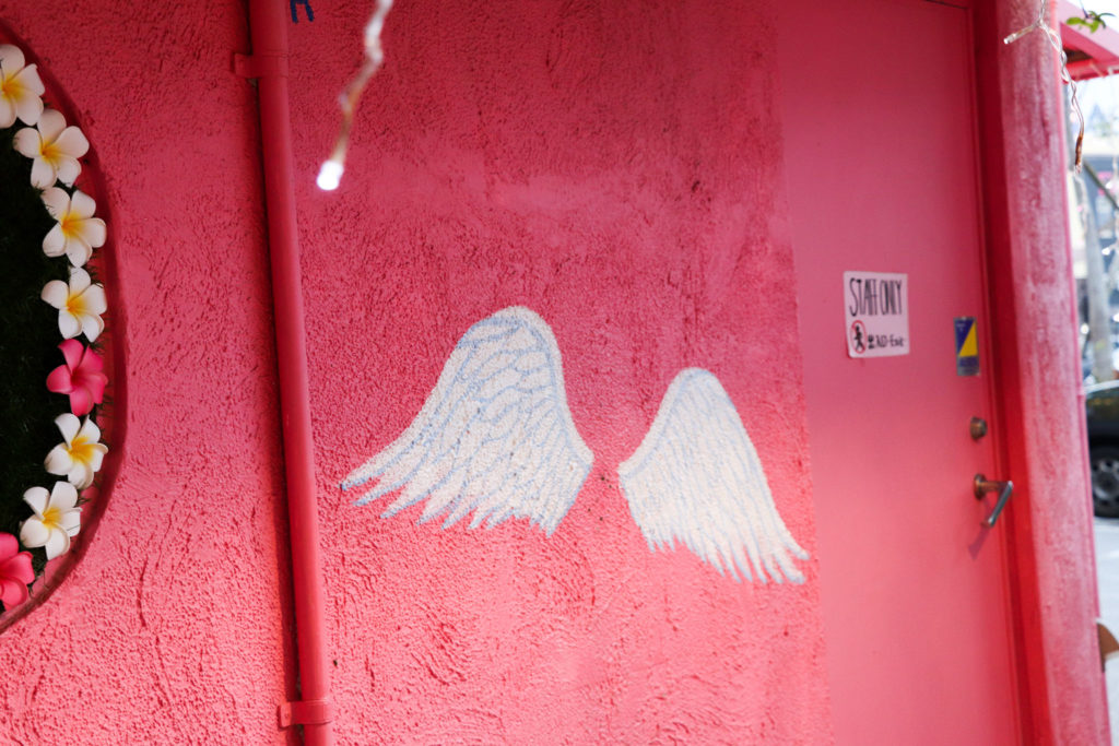 ピンクの壁と天使の羽