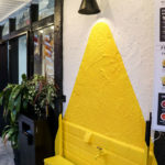 黄色いベンチと壁