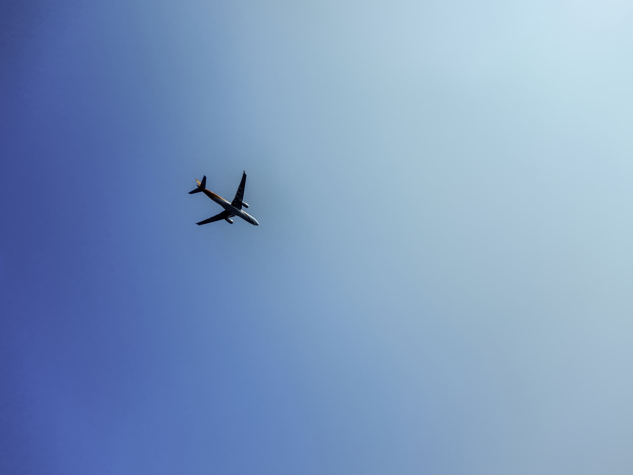 快晴の空を飛ぶ飛行機 フリー 無料 写真素材 ダウンロード Blue Green