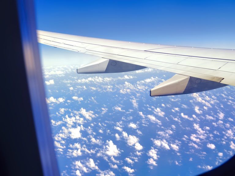 窓から飛行機の翼を眺める