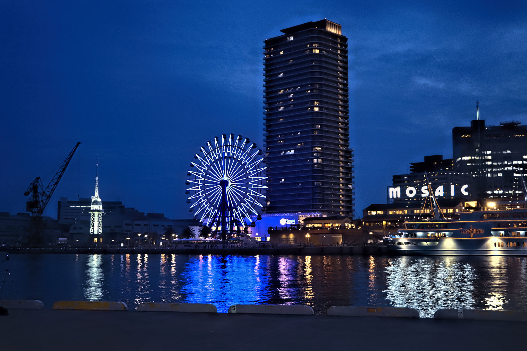 神戸ベイエリアの夜景 海に反射する灯り フリー 無料 写真素材 ダウンロード Blue Green