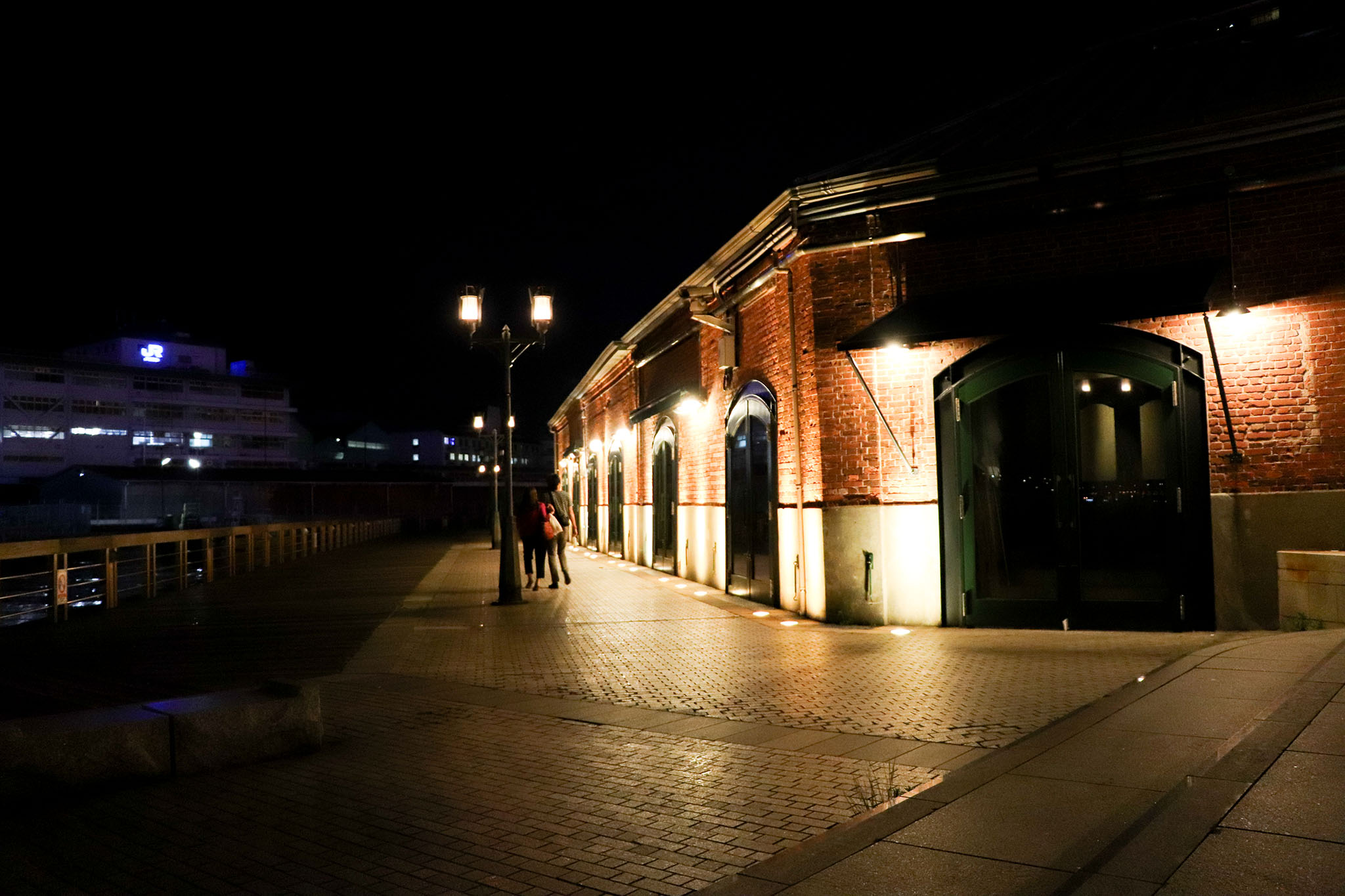 ハーバーランド 夜の神戸煉瓦倉庫を歩く2人 フリー 無料 写真素材 ダウンロード Blue Green