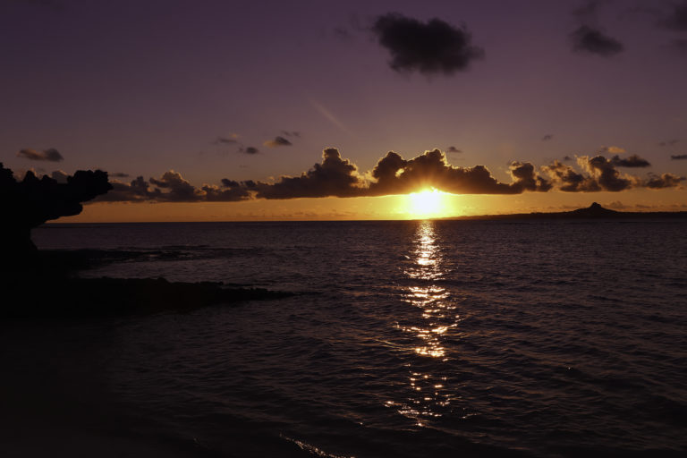沖縄の海に沈む夕日
