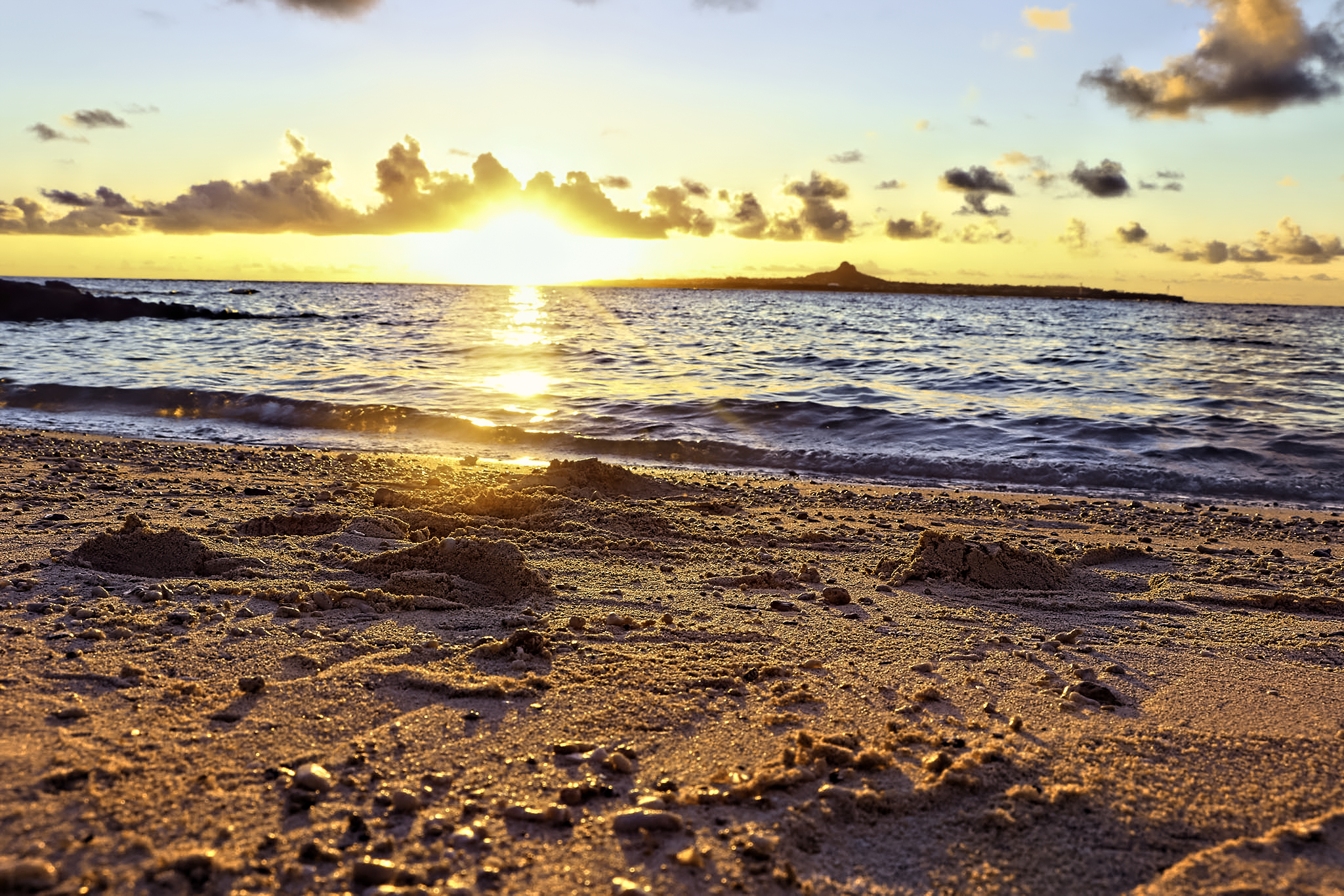 沖縄の海に沈む夕日 フリー 無料 写真素材 ダウンロード Blue Green