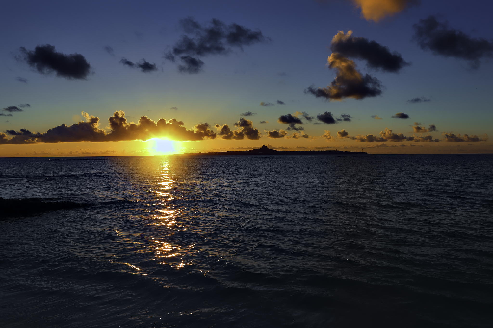 沖縄の海に沈む夕日 フリー 無料 写真素材 ダウンロード Blue Green
