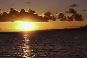沖縄の海に沈む夕日