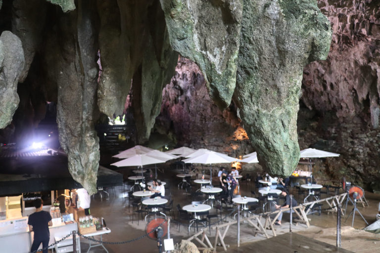 カンガラーの谷　鍾乳洞の洞窟カフェ