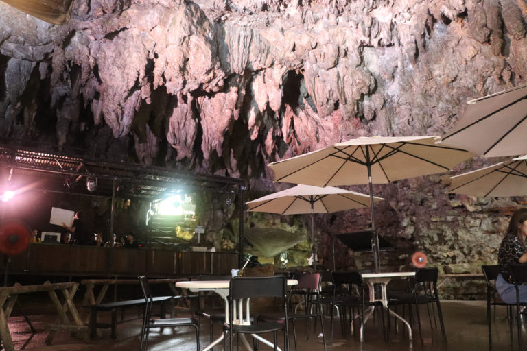 カンガラーの谷　鍾乳洞の洞窟カフェ