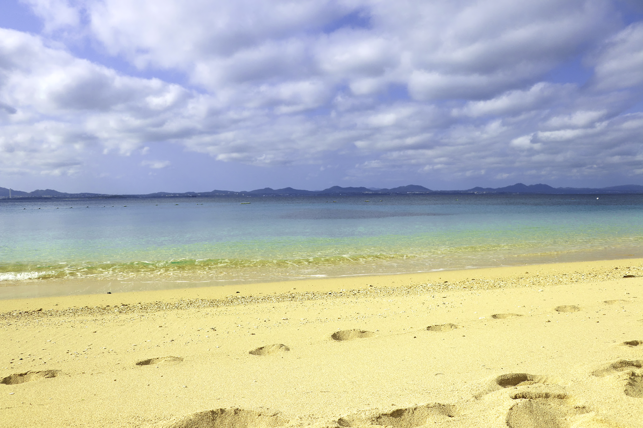 南国の青い海と砂浜と足跡 1 フリー 無料 写真素材 ダウンロード Blue Green