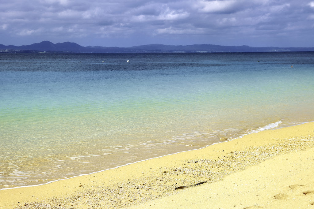 南国の青い海と砂浜と足跡 1 フリー 無料 写真素材 ダウンロード Blue Green