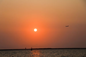 沖縄の夕日と飛行機