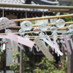 奈良おふさ観音風鈴祭り　一斉に触れる風鈴棚の風鈴