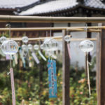 奈良おふさ観音風鈴祭り　寺院の庭と風鈴棚