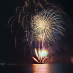 夏の夜を彩る華麗な海上花火