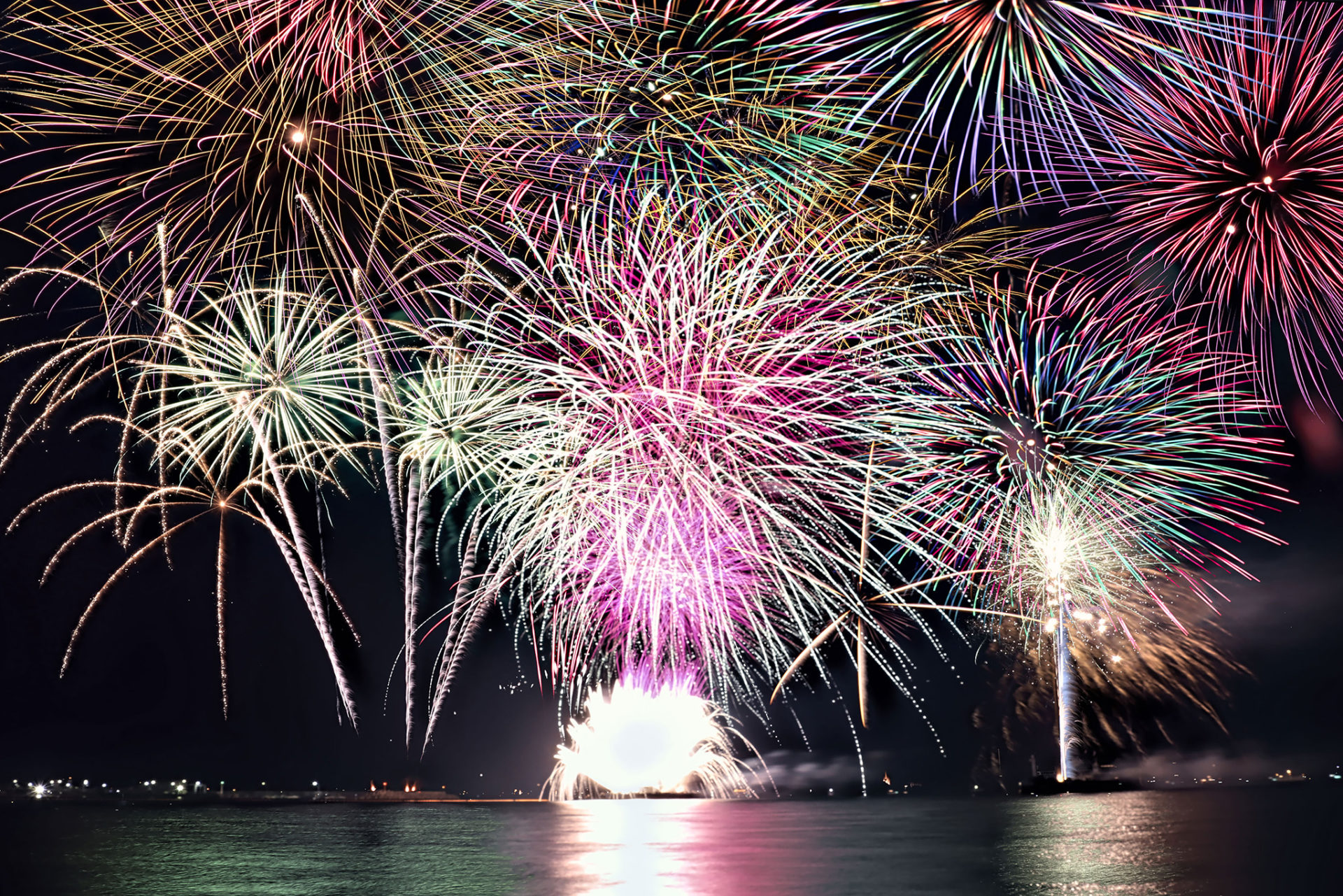 夜空を埋め尽くすカラフルな花火 – フリー（無料）写真素材 ダウンロード blue-green