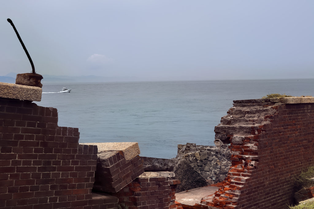 友が島　崩れた第二砲台から眺める海