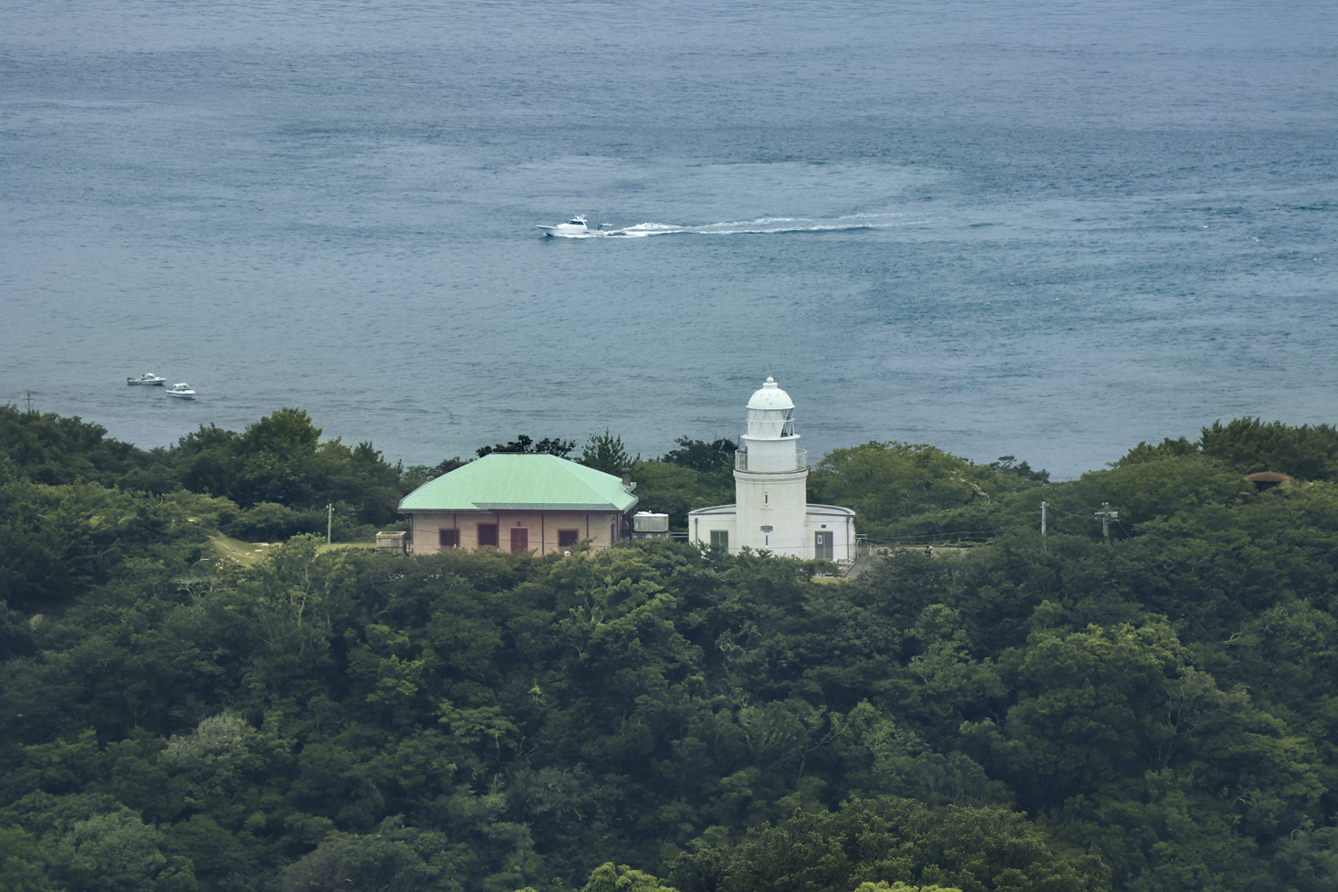 高台から友が島灯台を望む風景