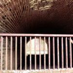 友が島　レンガのトンネルと錆びた鉄柵