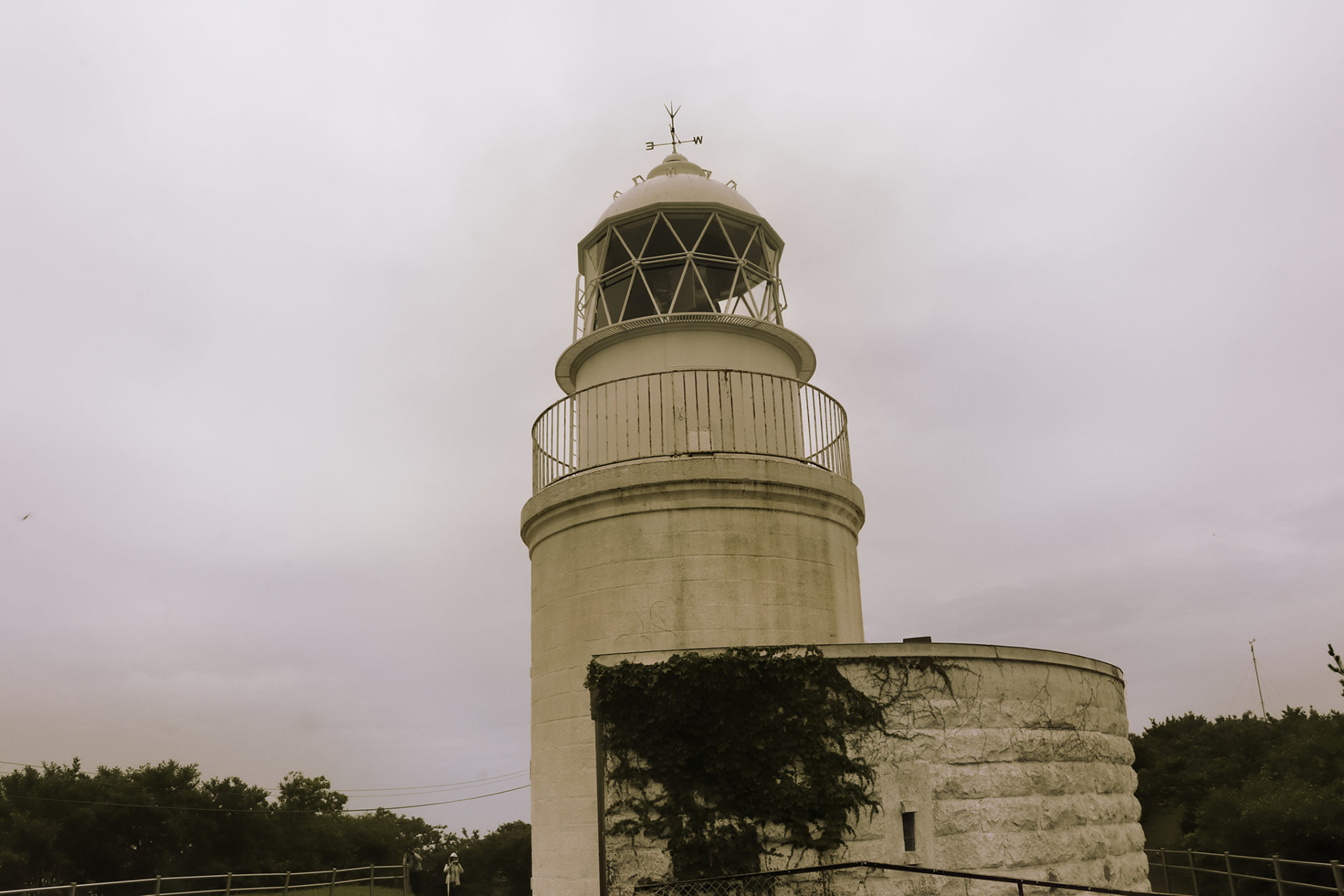 高台に建つ友が島灯台