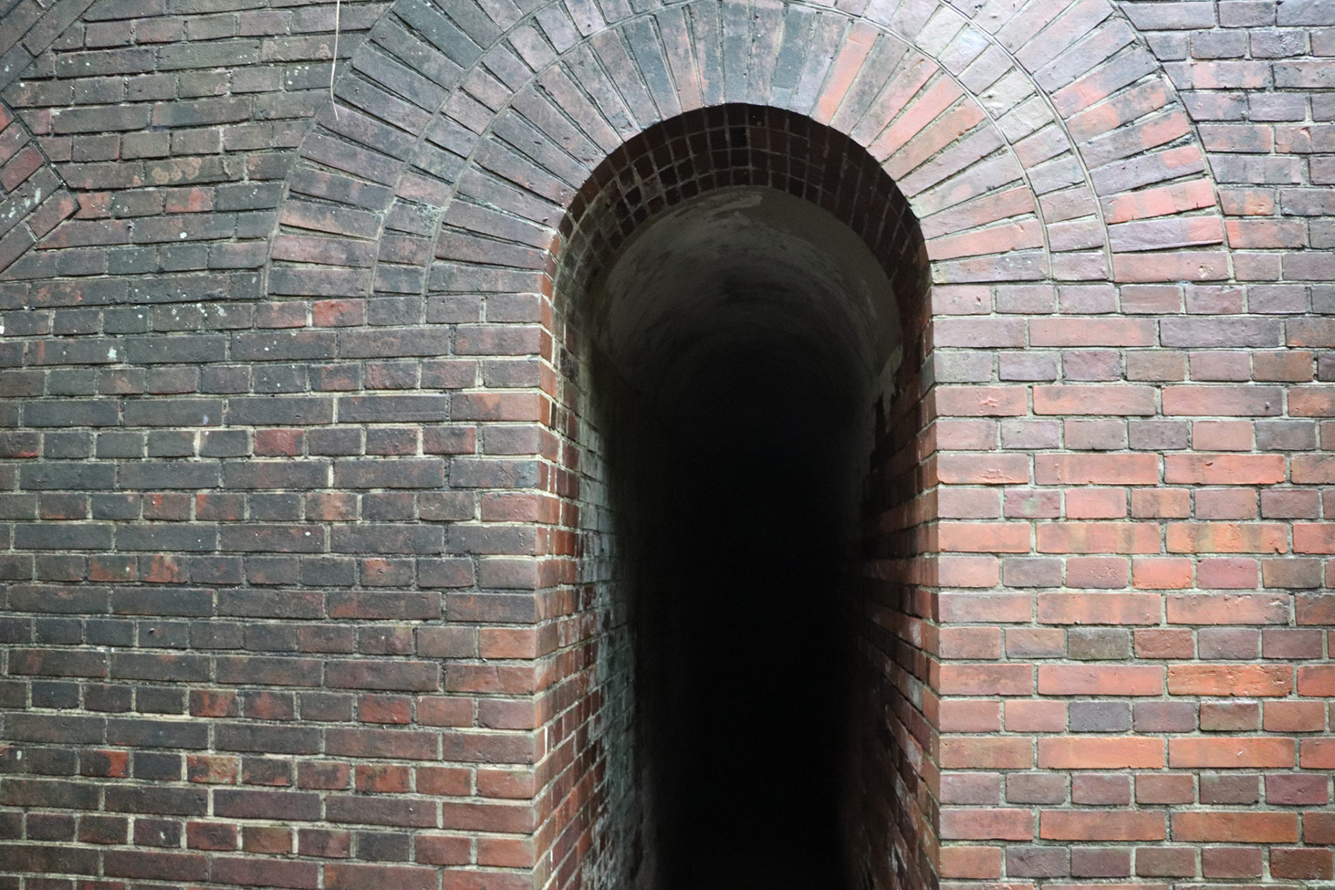 軍事要塞だった友が島　レンガのトンネル