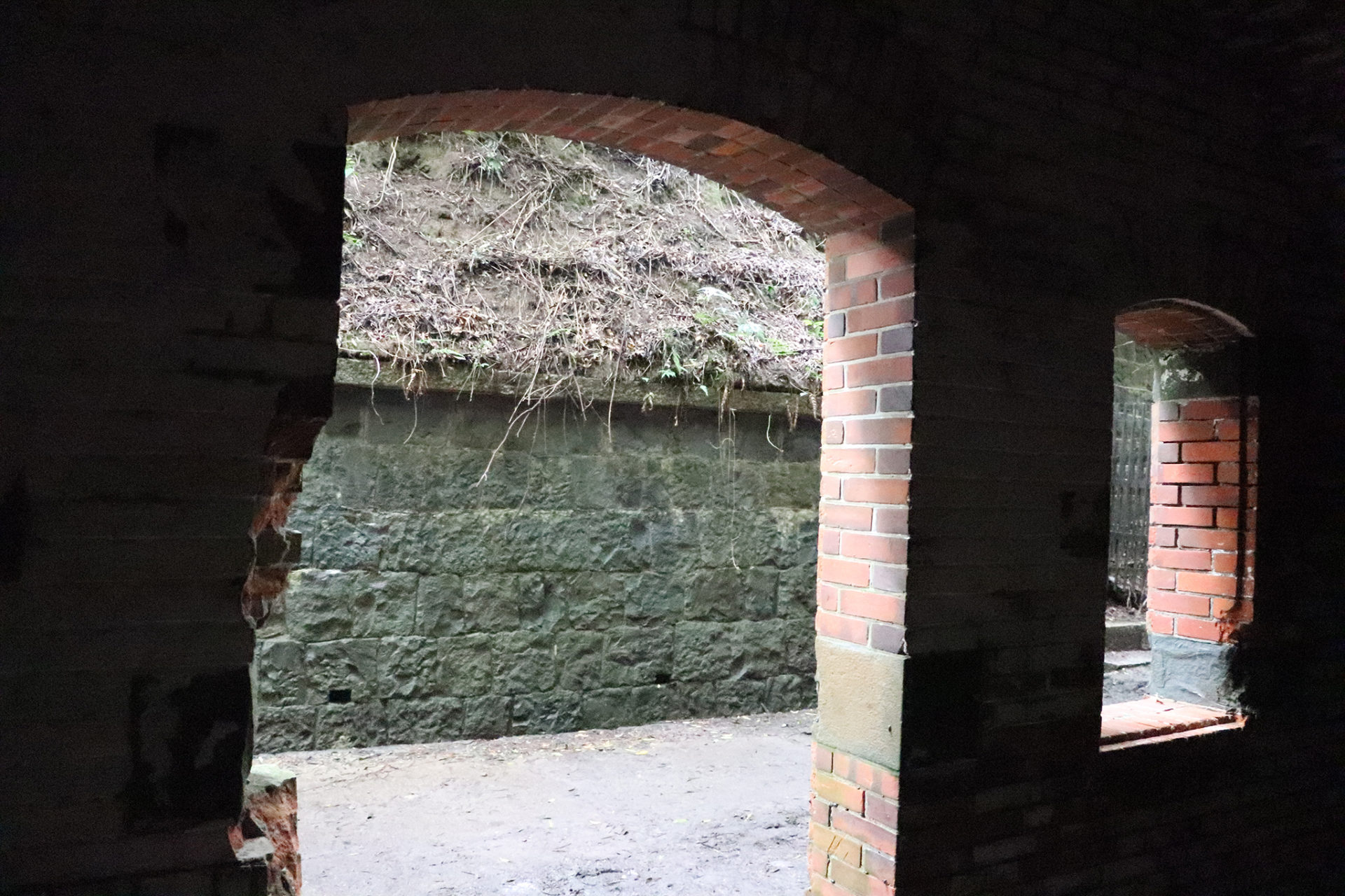 友が島　第三砲台跡の弾薬支庫