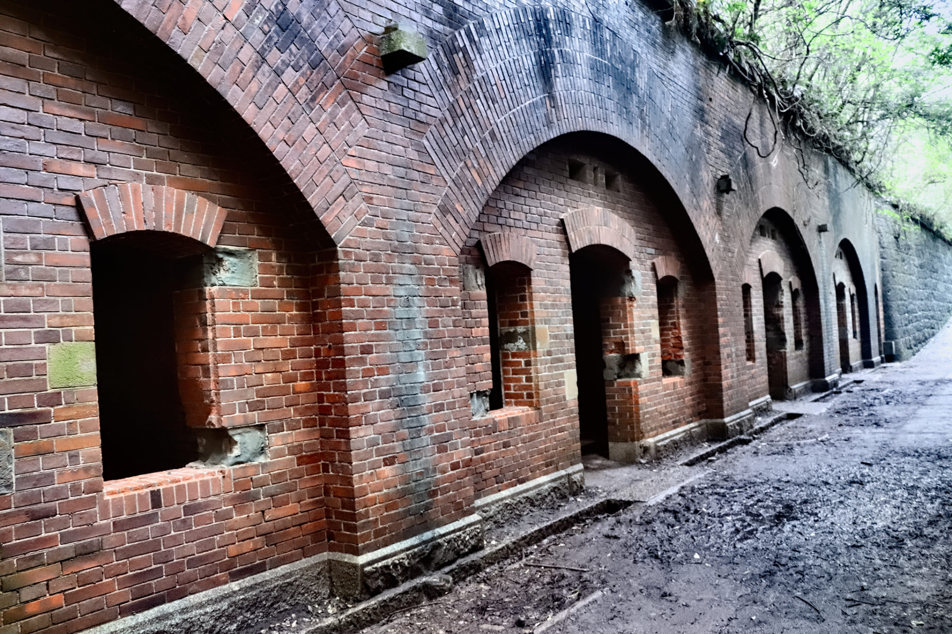 友が島　立ち並んでいる弾薬支庫