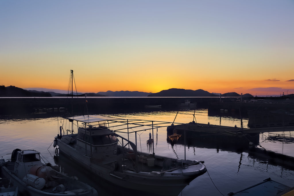 夕暮れ時の下津井漁港　漁船と海