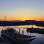 夕暮れ時の下津井漁港　漁船と海