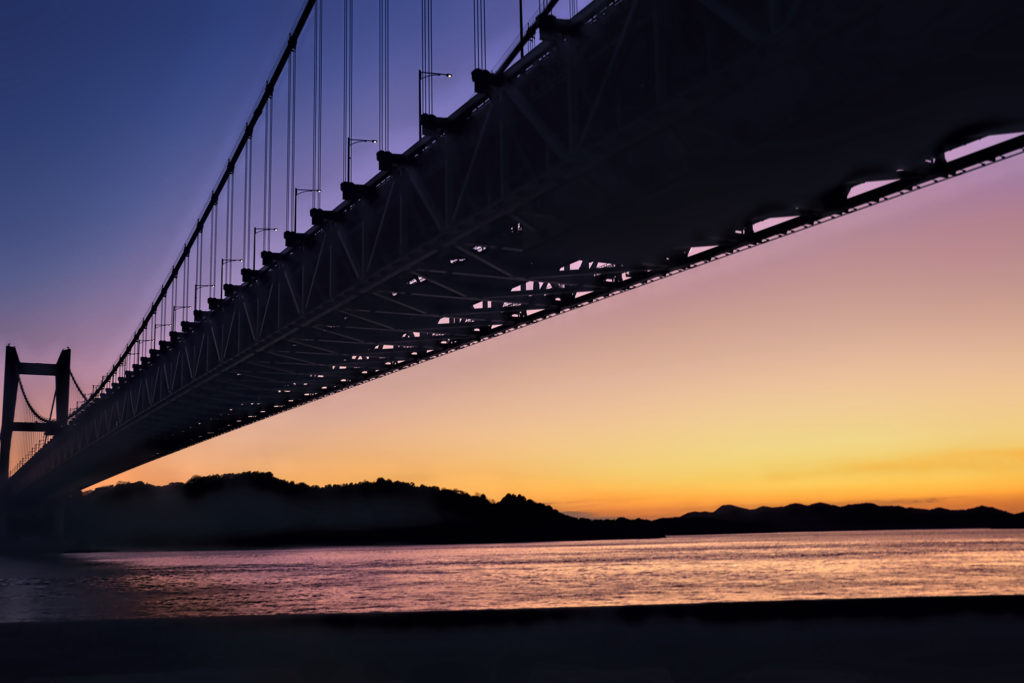 夕暮れ時の瀬戸大橋と海