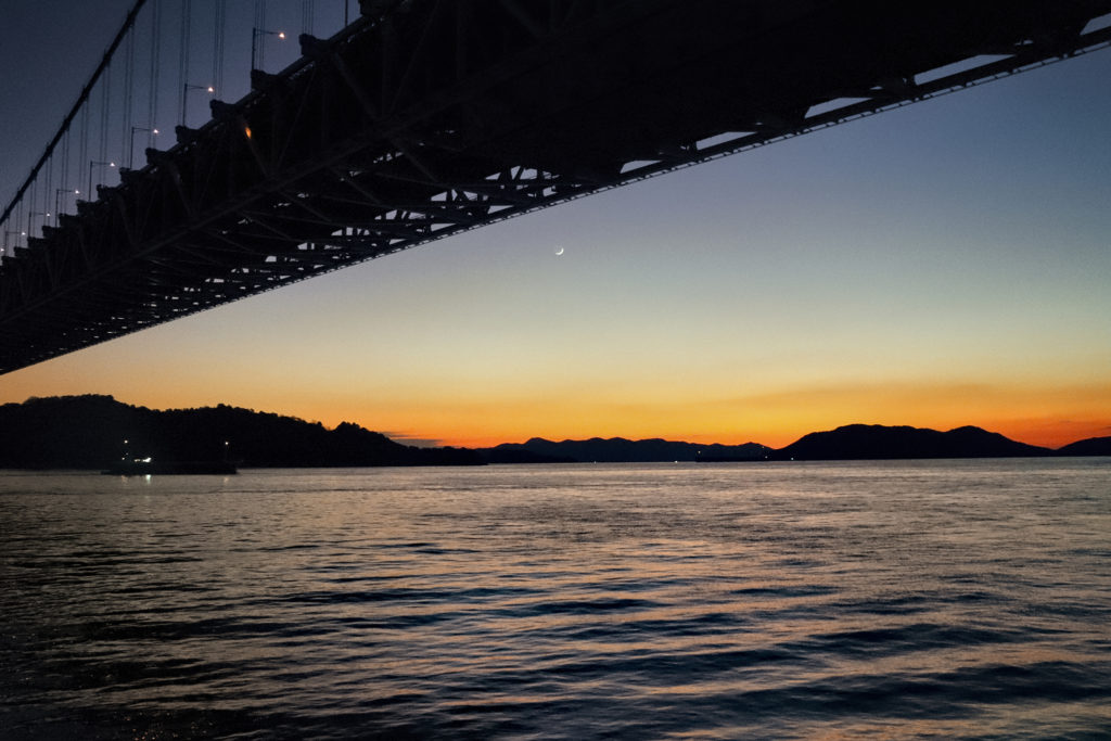 暮れかけた空と海と瀬戸大橋