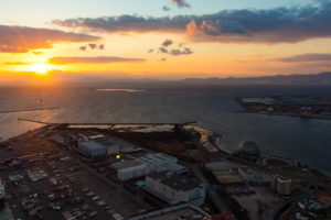 コスモタワー展望台からの夕日と海