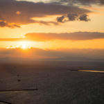 南港コスモタワー展望台から見た雲間の夕日