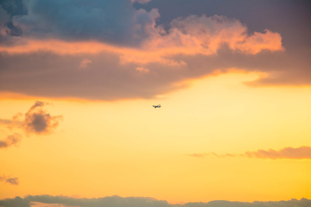 大阪咲洲庁舎からの夕景　オレンジの空を飛ぶ飛行機