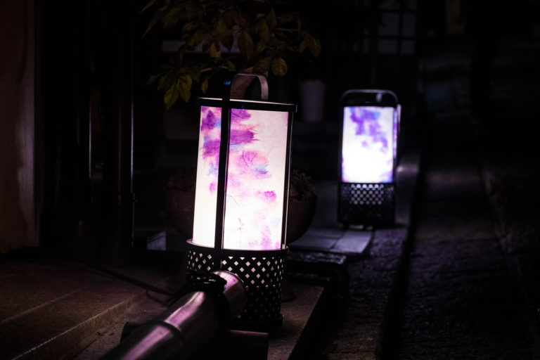 京都の町並み　和風の街路灯