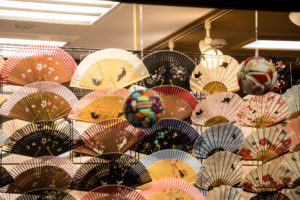 扇子を売っている京都の土産物屋店