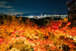 清水の舞台からみた紅葉と京都の街
